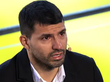 Striker Barcelona Sergio Aguero menangis saat konferensi pers di stadion Camp Nou di Barcelona, Spanyol, Rabu (15/12/2021). Sergio Aguero telah mengumumkan pengunduran dirinya dari sepak bola pada hari Rabu karena penyakit jantung. (AP Photo/Emilio Morenatti)