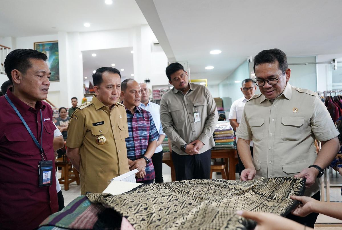 Mendag Meninjau UMKM Galeri Ulos Sianipar