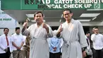 Bakal calon presiden dan wakil presiden Pilpres 2019, Prabowo Subianto (kiri) dan Sandiaga Uno menyapa awak media saat akan menjalanai pemeriksaan awal tes kesehatan di RSPAD Gatot Soebroto, Jakarta, Senin (13/8). (Merdeka.com/Iqbal S. Nugroho)