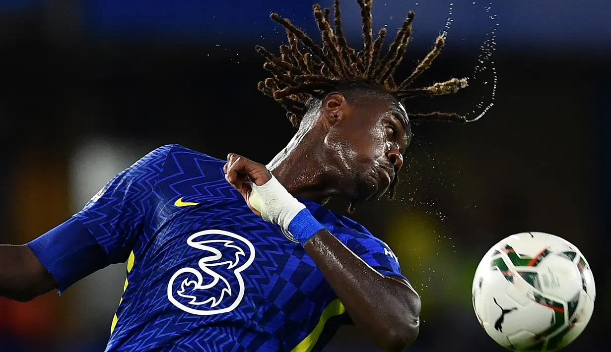 Trevoh Chalobah. Bek tengah Inggris berusia 22 tahun yang merupakan produk Akademi Chelsea ini kini berbanderol 18 juta euro, mengalami kenaikan 8 juta euro dari sebelumnya 10 juta euro. Bersama The Blues musim ini ia telah mencetak 3 gol di semua ajang. (AFP/Ben Stansall)