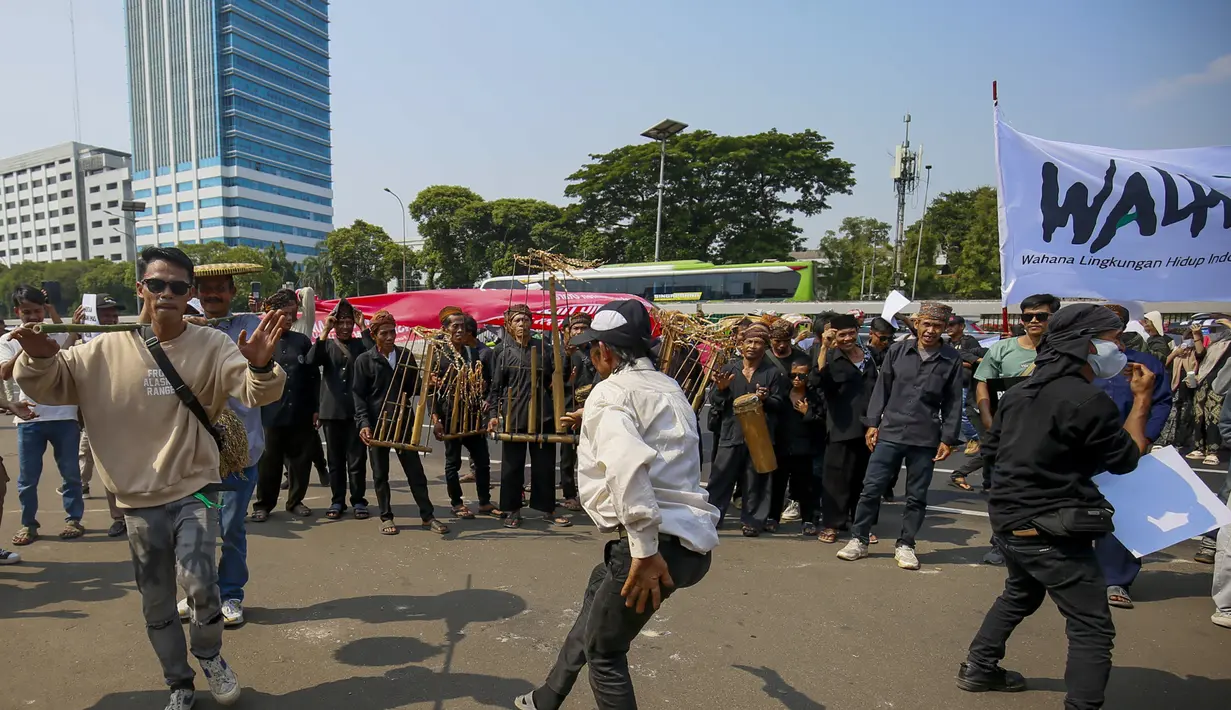 Massa tindakan Hari Keadilan Ekologis (HKE) 2026 melangkah menuju depan Gedung MPR/DPR, Senayan, Jakarta, Senin (21/9/2026). Peserta menyuarakan sejumlah isu, termasuk kebakaran rimba dan lahan, krisis iklim, serta akibat asap terhadap masyarakat. (KLY/Budy Santoso)