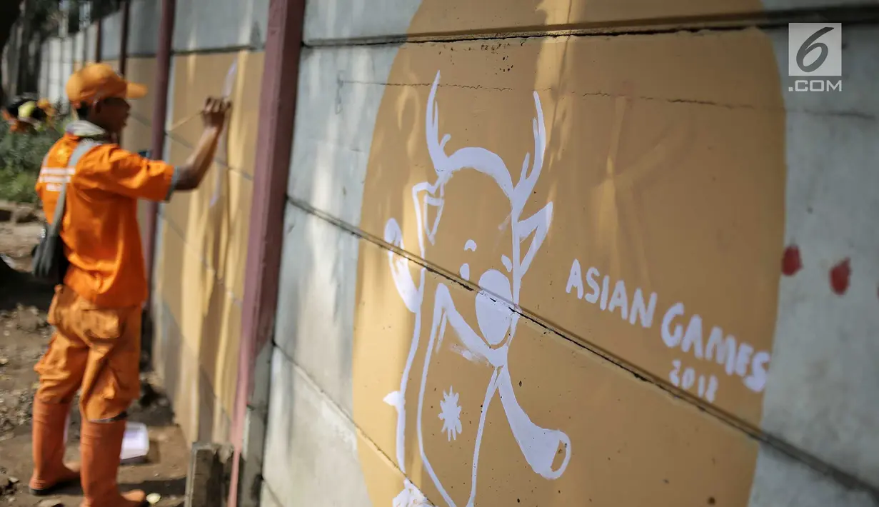 Petugas Penanganan Prasarana dan Sarana Umum (PPSU) membuat mural bertema Asian Games 2018 di kawasan Cawang, Jakarta, Selasa (17/7). Mural tersebut untuk menyambut dan memeriahkan Asian Games 2018 pada Agustus mendatang. (Liputan6.com/Faizal Fanani)