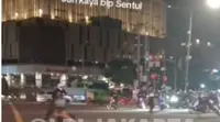 Sebuah video viral memperlihatkan aksi segerombolan pemotor melakukan freestyle di kawasan ring 1 tepatnya di lampu merah Sarinah, Jalan MH Thamrin, Jakarta Pusat. (Foto: Istimewa/Instagram @lbj_jakarta)