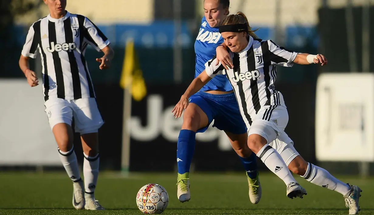 Bek tim wanita Juventus, Tuija Annika Hyyrynen (kanan) berusaha melewati bek Sassuolo Giulia Bursi saat bertanding melawan Sassuolo di Liga wanita Italia di Juventus Center di Vinovo (18/11). Juventus menang 2-0. (AFP Photo/Marco Bertorello)