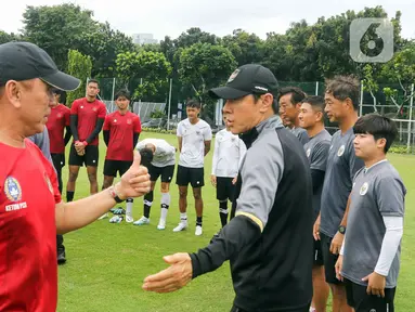 Ketua Umum PSSI Mochamad Iriawan (kiri) bersama pelatih Shin Tae-yong usai pemain Timnas Indonesia U-20 latihan untuk Piala Asia U-20 2023 di Lapangan A, Kompleks Stadion Utama Gelora Bung Karno (SUGBK), Jakarta, Rabu (15/02/2023). Mochamad Iriawan berpamitan dengan pemain Timnas Indonesia U-20 dan pelatih Shin Tae-yong. (Liputan6.com/Herman Zakharia)