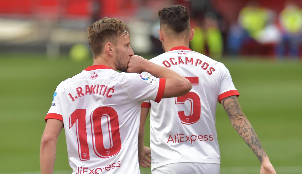 Gelandang Sevilla, Ivan Rakitic (kiri) membuka keunggulan 1-0 atas Granada melalui gol dari eksekusi penalti pada menit ke-16. (AFP/Cristina Quicler)