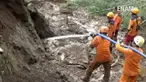 Petugas dari Tim SAR Gabungan menghentikan sementara pencarian terhadap korban tanah longsor karena kondisi tanah labil dan kemungkinan terjadinya longsor susulan