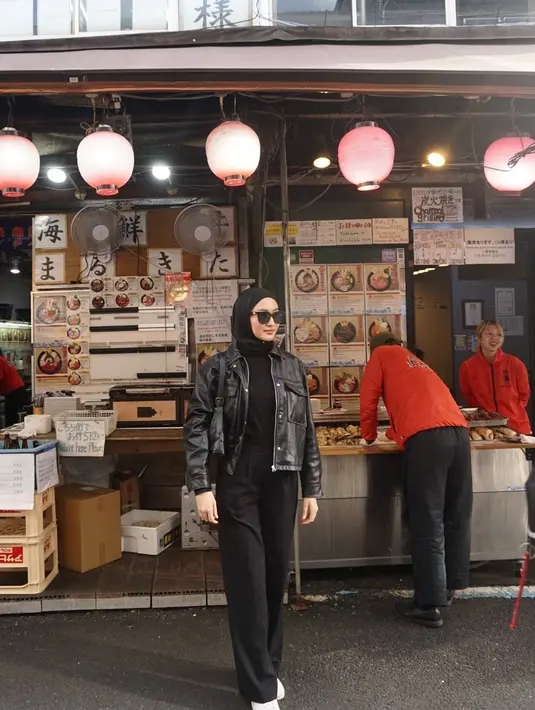 Pashmina instan yang diikat ke belakang selain simple, beri kesan clean elegan pada tampilan Puteri Modiyanti. [@putmod].