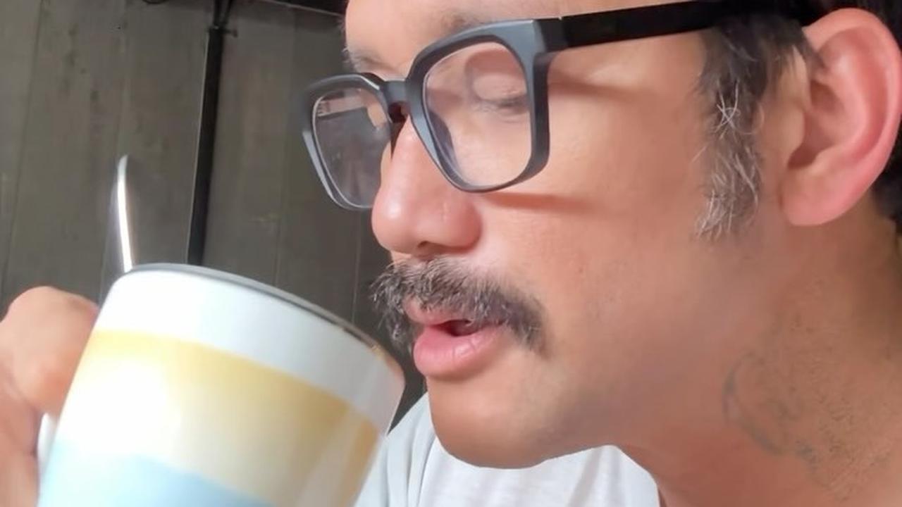 Penasaran Gara-Gara Nonton di Youtube, Tora Sudiro Bikin Kopi dari Biji Kurma - Sebut Dirinya Aki-Aki Iseng