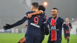 Penyerang PSG, Mauro Icardi, merayakan gol yang dicetaknya ke gawang Marseille pada laga Piala Super Prancis di Stade Bollaert-Delelis, Kamis (14/1/2021). PSG menang 2-1 atas Marseille. (AFP/Denis Charlet)