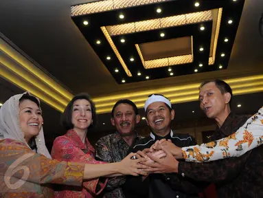 Direktur Eksekutif The Wahid, Yenny Wahid (kiri) dan Ketua Komnas HAM Nur Kholis (kedua kanan) saling berjabat tangan pada Kongres Nasional Kebebasan Beragama dan Berkeyakinan di Jakarta, Selasa (23/2). (Liputan6.com/Helmi Afandi)