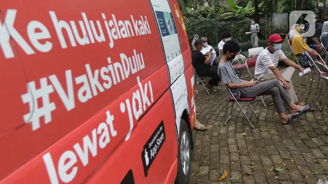 Vaksinasi COVID-19 di Taman Dadap Merah
