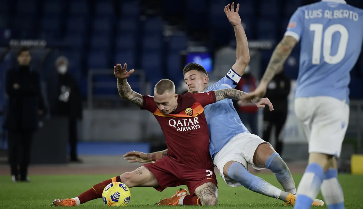 Bek AS Roma, Rick Karsdorp (kiri) dan gelandang Lazio, Sergej Milinkovic-Savic mengincar bola dalam pekan ke-18 Liga Italia di Stadion Olimpiade Roma, Sabtu (16/1/2021) dini hari WIB. AS Roma dibantai 0-3 oleh Lazio dalam laga bertajuk Derby della Capitale. (Filippo MONTEFORTE/AFP)