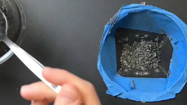 Pembuatan potongan Lego dengan bahan dari debu meteroit. Credit: Lego