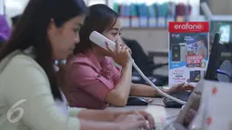 Call center melakukan pelyanan kepada konsumen di erafon, Jakarta, Rabu (31/8). Erafone.com tidak melayani transaksi melalui sosial media dan aplikasi chat namun hanya melayani pembelian melalui erafone.com. (Liputan6.com/Angga Yuniar)