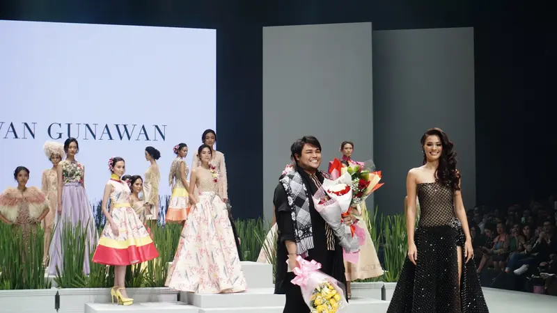 Pikat Gaun Kemenangan Miss Universe Kezia Warouw di IFW 2017