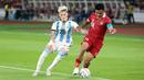 <p>Pemain Timnas Argentina, Alejandro Garnacho (kiri), berusaha merebut bola dari pemain Timnas Indonesia, Asnawai Mangkualam dalam pertandingan FIFA Matchday 2023 yang berlangsung di Stadion Utama Gelora Bung Karno, Jakarta, Senin (19/6/2023). (Bola.com/Abdul Aziz)</p>