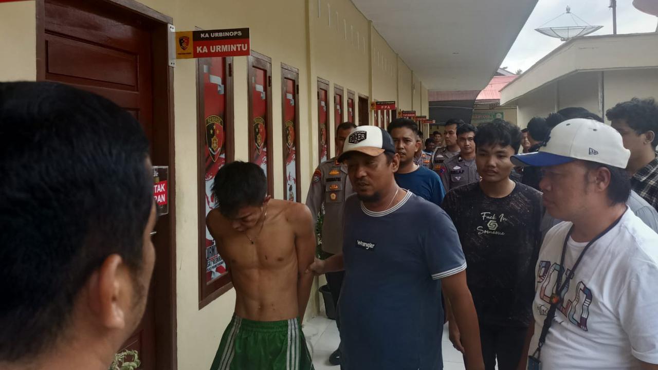 VIDEO: Gemetar Polisi Tunjukkan Bukti Botol Saus & Uang Jualan Nia Sebelum Dibunuh Indra Dragon