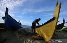 DPR Dorong Pemerintah Beri Perhatian Khusus pada Nelayan Kecil: Ternyata Ini 3 Kebutuhan Mendesak Mereka!