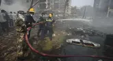 Petugas pemadam kebakaran bekerja di lokasi jatuhnya pesawat di kota Ahmedabad, negara bagian Gujarat, India Barat Laut, Kamis 12 Juni 2025. (AP/Ajit Solanki)
