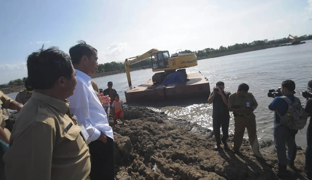 Didampingi Kepala Dinas PU Manggas Rudy Siahaan, Jokowi memantau proses penyelesaian pengerjaan Waduk Marunda, Jakarta, Rabu (6/8/14). (Liputan6.com/Herman Zakharia) 