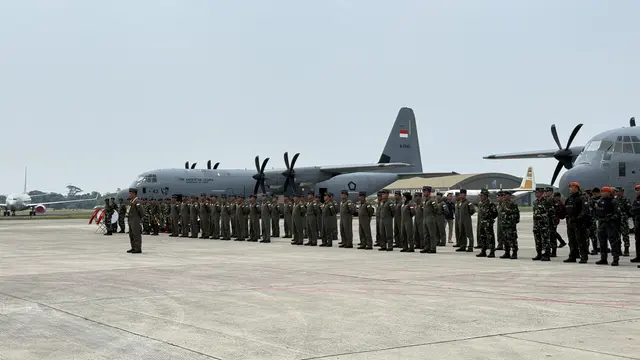 Tiga pesawat Hercules C-130J milik TNI Angkatan Udara (AU) mendarat di Pangkalan TNI AU Halim Perdanakusuma Jakarta, Sabtu (13/9/2025).