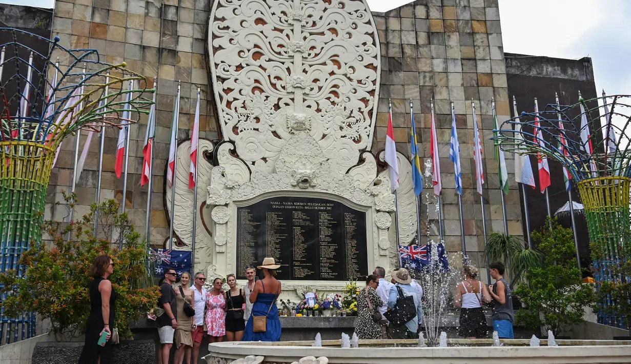 Orang-orang mengunjungi  Monumen Kemanusiaan Ground Zero bagi para korban untuk memperingati 20 tahun bom Bali, di Kuta, Bali, Rabu (12/10/2022). Peristiwa Bom Bali 1 dicatat memakan korban jiwa sebanyak 204 orang, termasuk 2 pelaku bom bunuh diri dan melukai 200 orang lainnya. (SONNY TUMBELAKA / AFP )