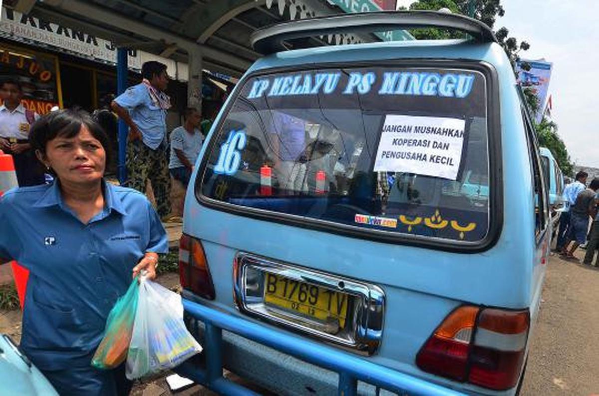 Di tengah aksi mogok, sopir angkot tertidur pulas