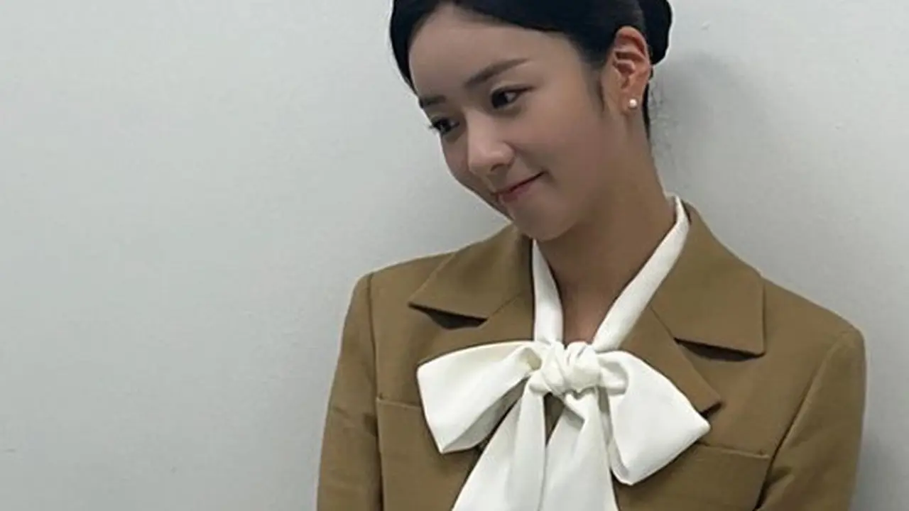 Bomi Apink yang perankan Sekretaris Na di Queen of Tears di kehidupan nyata tengah menjalin hubungan asmara dengan produser musik. (Foto: Instagram Yoon Bomi)