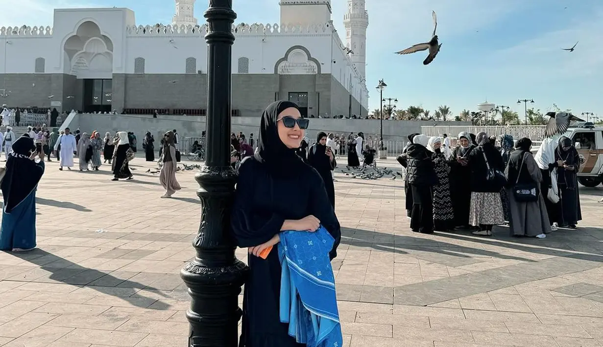 Libur sebentar dari aktivitas syuting, tak sedikit yang bubuhkan komentar membahas sinetron yang tengah dibintangi Esta. Seperti diketahui, artis dengan nama lengkap Lestari Vania Pramanita ini kini main di sinetron Di Antara Dua Cinta bersama Kevin Kambey. Pamer senyum sumringah saat berfoto dengan latar belakang Masjid Quba, Esta Pramanita makin manis. (Liputan6.com/IG/@estapramanita)