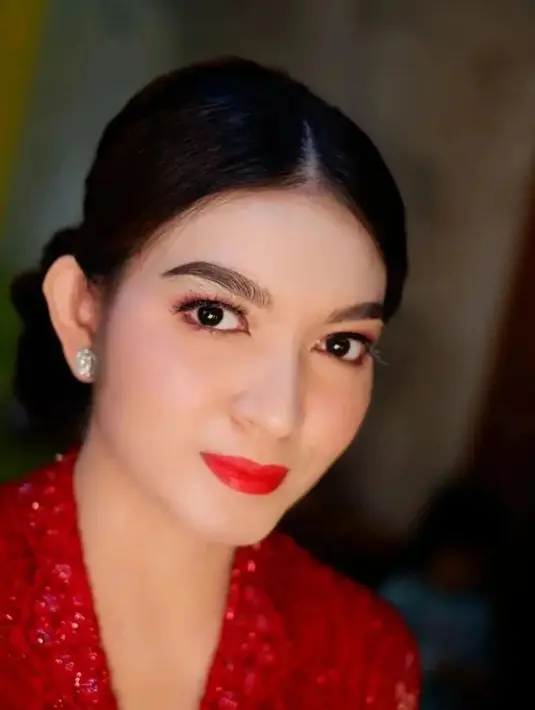 Selvi Ananda tampil dengan kebaya merah, rambut disanggul ke belakang, riasan wajah natural, dan diberi pulasan lipstik merah yang memesona. [Foto: Instagram/selvi_gibran]