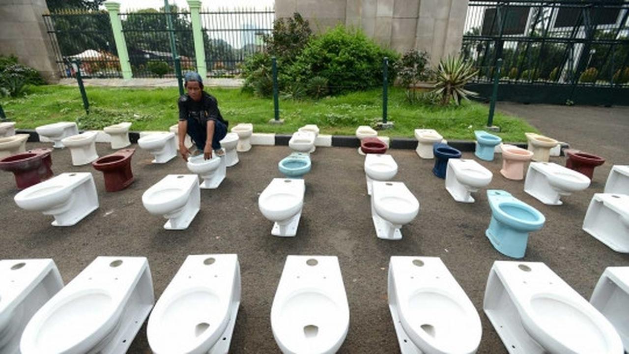 Aliansi Seniman Jakarta kirim puluhan jamban ke DPR