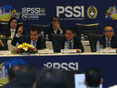 Plt Ketua Umum PSSI, Hinca Pandjaitan (tengah) mengetok palu tanda ditutupnya Kongres Luar Biasa PSSI di Jakarta, Rabu (3/8). Kongres menetapkan enam agenda utama pada Kongres Luar Biasa PSSI mendatang. (Liputan6.com/Helmi Fithriansyah)