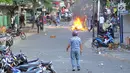 Petugas kepolisian saat bentrok dengan massa aksi di kawasan Slipi, Jakarta, Rabu (22/5/2019). Jalan tol dalam kota sempat ditutup sekitar setengah jam, dan massa dihalau petugas ke arah kemanggisan. (merdeka.com/Arie Basuki)