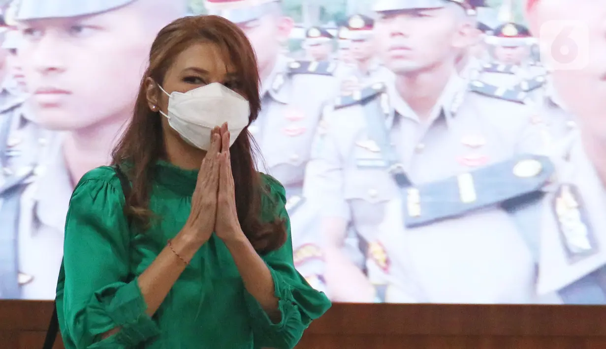 Artis Tamara Bleszynki usai membuat laporan permasalahan hukum di Bareskrim Polri, Jakarta, Selasa (12/10/2021). Pengacara Tamara, T Djohansyah mengatakan pihak kepolisian meminta pihaknya untuk lebih dulu melengkapi sejumlah dokumen. (Liputan6.com/Herman Zakharia)