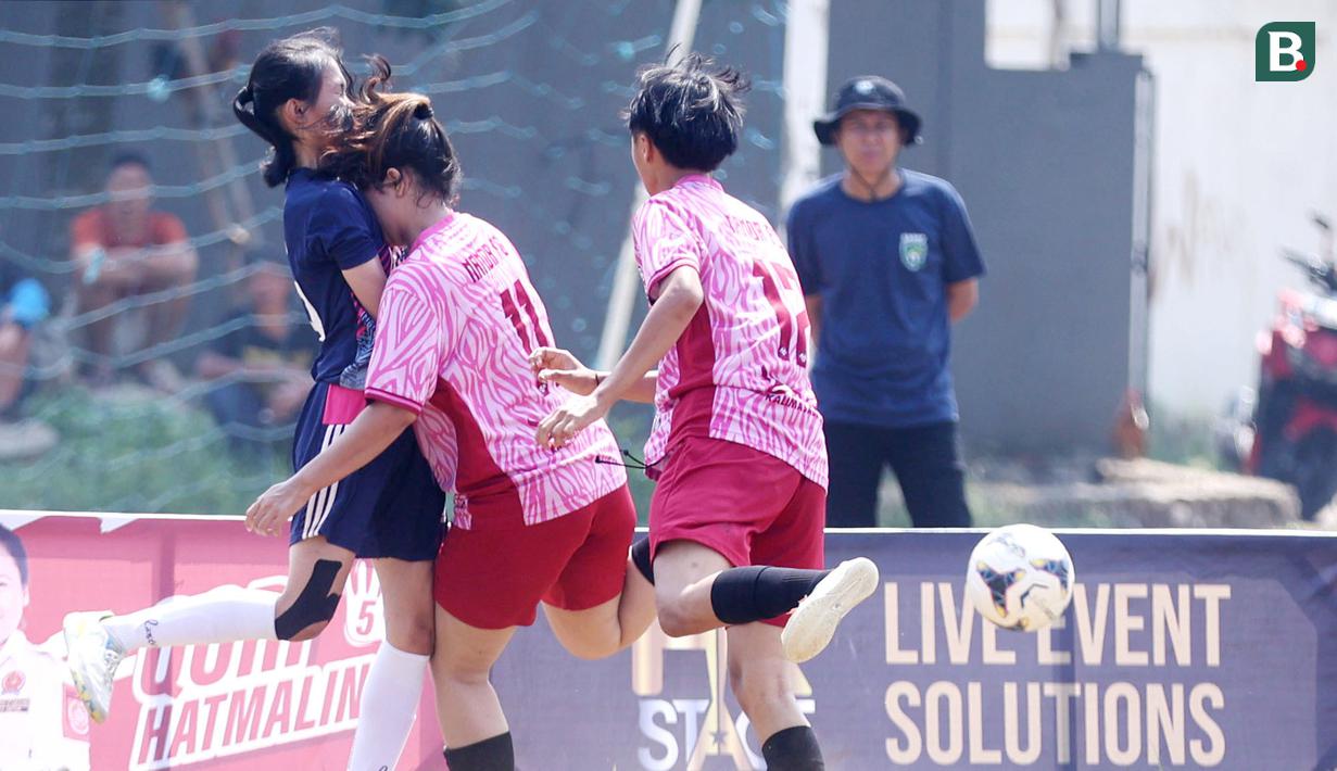Pertandingan sepak bola wanita ini juga berjalan tak kalah keras dengan sepak bola pria. Benturan fisik sudah jadi hal yang biasa. (Bola.com/M Iqbal Ichsan)