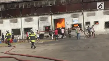 Sebuah pabrik yang memproduksi minuman beralkohol terbesar di Kamerun terbakar.