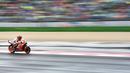 Pembalap Repsol Honda, Marc Marquez memacu motornya selama balapan MotoGP San Marino 2017 di Sirkuit Misano, Italia, Minggu (10/9). Marc Marquez keluar sebagai juara setelah mengalahkan Danilo Petrucci dalam balapan sengit. (AFP PHOTO / ANDREAS SOLARO)