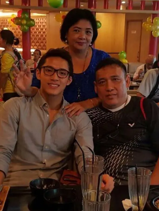 Kesibukannya di dunia olahraga, terutama badminton, tak pernah membuat Jonatan Christie melupakan untuk selalu menghabiskan waktu dengan orang-orang tersayangnya, ayah dan bunda. (instagram.com/jonatanchristieofficial)