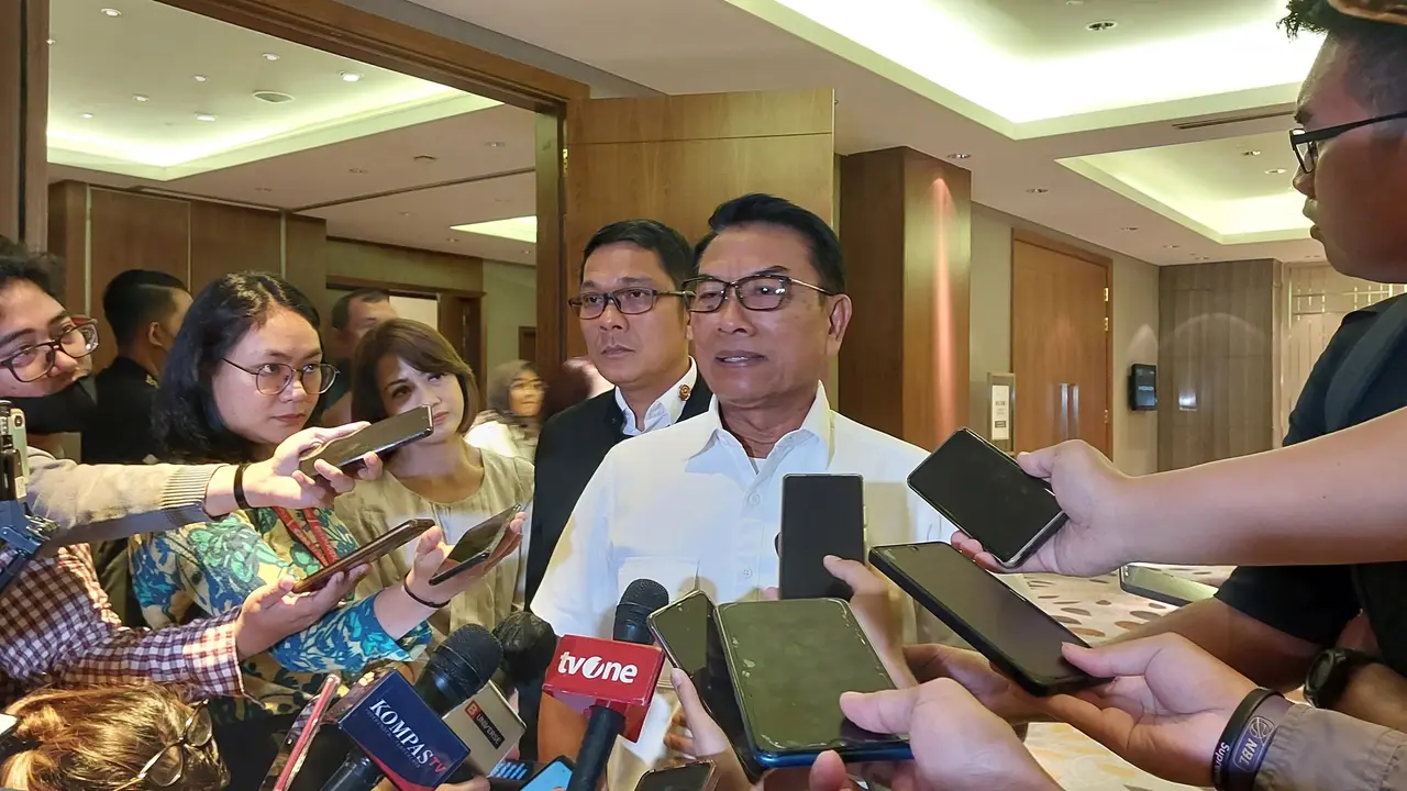 Kepala Staf Kepresidenan RI Moeldoko saat ditemui di Hotel Pullman, Jakarta, Senin (15/5/2023). Moeldoko menegaskan kalau subsidi terhadap mobil listrik masih tetap jalan. (Arief/Liputan6.com)