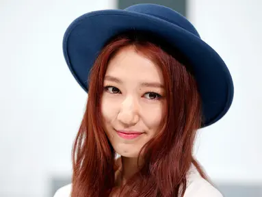 Aktris Korea Selatan Park Shin-hye saat menghadiri fashion show Chanel koleksi Spring/Summer 2016 pada  pekan mode bergengsi Paris Fashion Week di Grand Palais, Prancis, Selasa (6/10/2015). (REUTERS/Charles Platiau)