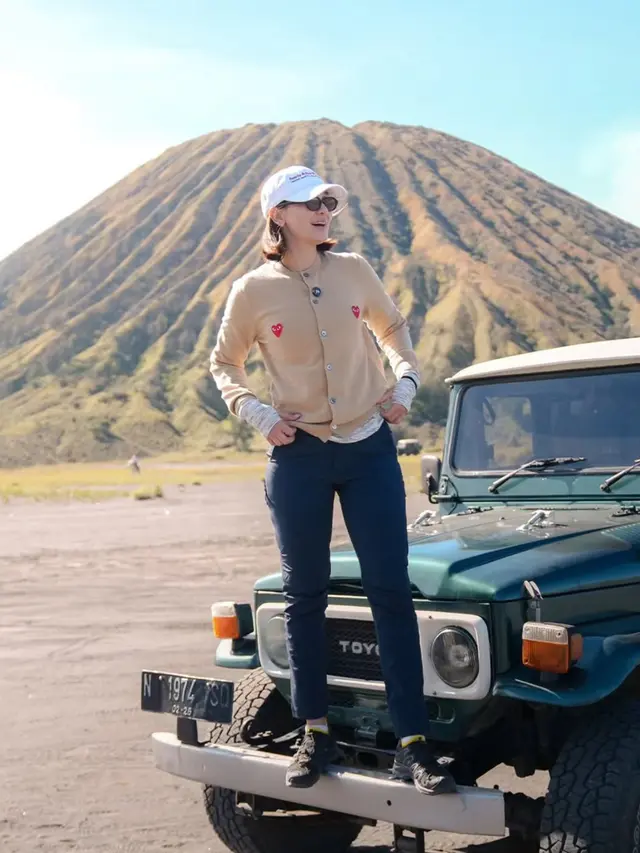 Luna Maya Liburan ke Bromo pakai cardigan. [@lunamaya]