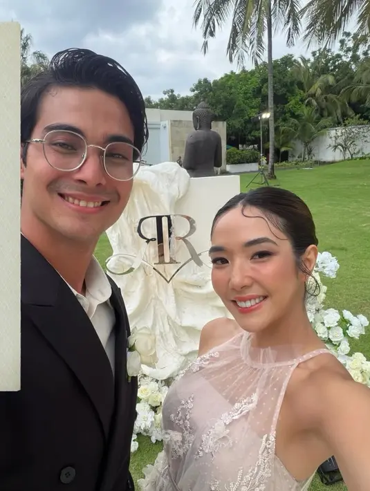 Cinta Brian tampil mengenakan setelan hitam yang juga menjadi groomsmen. Ia didampingi Gisel yang mengenakan dress lace warna beige. [@cinta_brian]