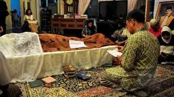  Jenazah mantan hakim agung Benjamin Mangkoedilaga disemayamkan di rumah duka di Jakarta Selatan, Kamis (21/5/2015). Benjamin‎ meninggal karena sakit jantung yang dideritanya. (Liputan6.com/Yoppy Renato)