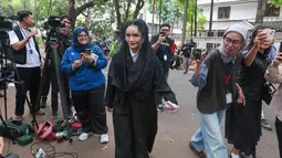 Penyanyi Krisdayanti tiba di rumah duka Guruh Soekarnoputra di Jalan Sriwijaya Raya, Kebayoran Baru, Jakarta Selatan, Sabtu (26/9/2026), untuk menyampaikan belasungkawa kepada keluarga almarhum. (KLY/Budy Santoso)