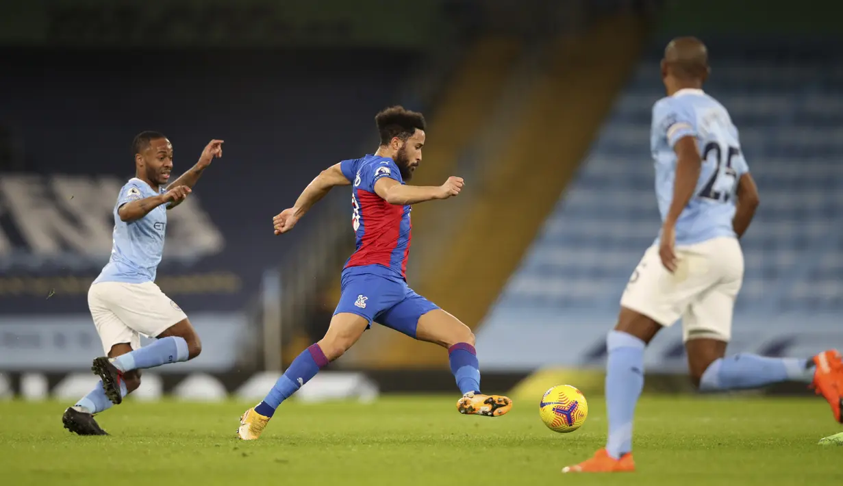 Gelandang Crystal Palace, Andros Townsend membawa bola dari dari kawalan penyerang Manchester City, Raheem Sterling pada pertandingan lanjutan Liga Inggris di Stadion Etihad, Senin (18/1/2021). City hanya terpaut dua poin dari Manchester United di puncak klasemen. (Clive Brunskill/Pool via AP)