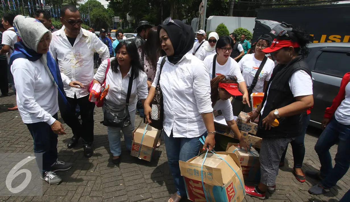 Rombongan Pendukung Jokowi Peduli Garut bersiap sebelum berangkat di Tugu Proklamasi, Jakarta, Rabu (28/9). (Liputan6.com/Immanuel Antonius)