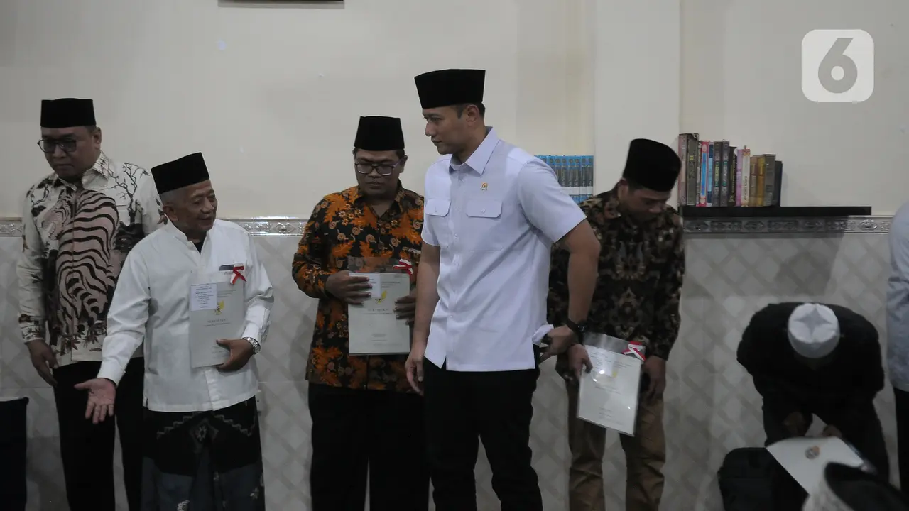 Menteri AHY Bagikan Sertifikat Tanah Wakaf