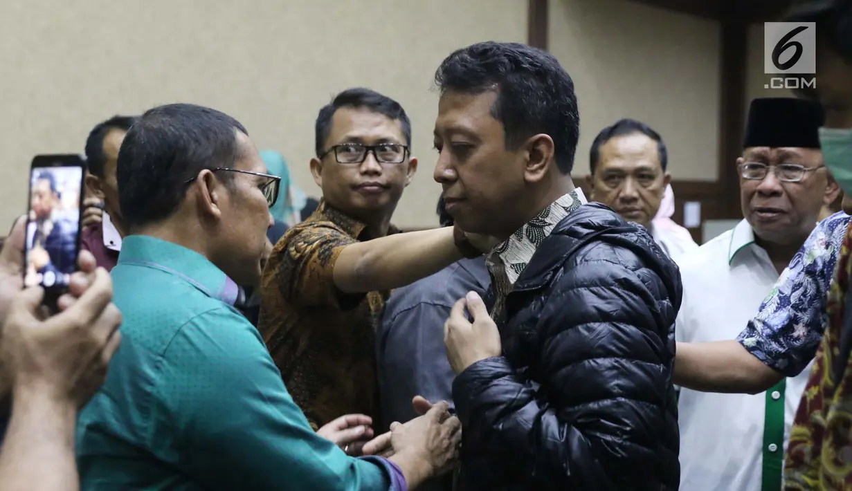 Terdakwa kasus suap jual-beli jabatan di lingkungan Kemenag, M Romahurmuziy (tengah) uxai menjalani sidang lanjutan di Pengadilan Tipikor, Jakarta, Rabu (18/9/2019). Sidang yang seharusnya beragendakan pembacaan eksepsi dibatalkan karena terdakwa mengaku sakit. (Liputan6.com/Helmi Fithriansyah)
