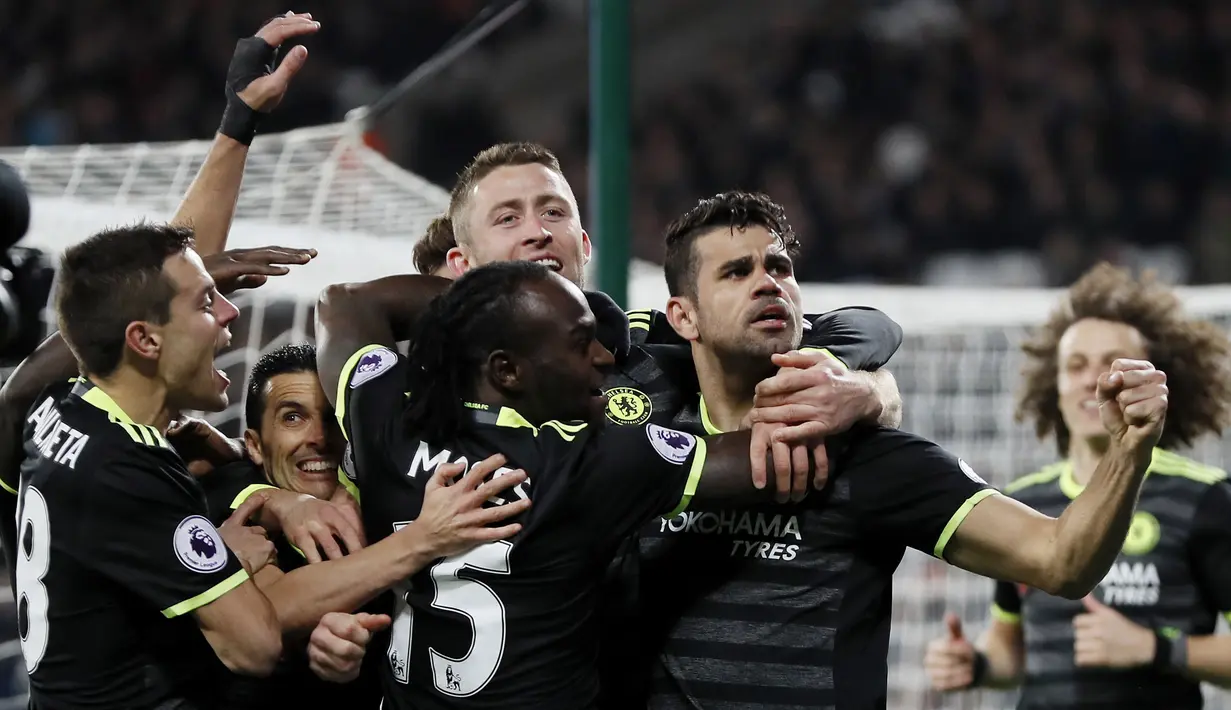 Para pemain Chelsea merayakan gol Diego Costa saat melawan West Ham pada lanjutan Premier League di di Olympic Stadium, (6/3/2017). Chelsea menang 2-1. (AP/Kirsty Wigglesworth)